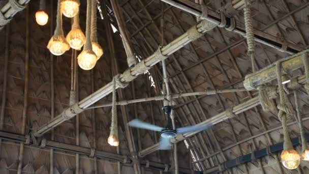 Pohyb vintage lampy a retro stropu Ventilátor v klasické kavárně místní thajský styl v Ayutthaya, Thajsko - Záběry, video