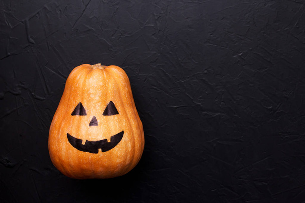 Abóbora emocional sobre fundo preto. Outono outono halloween conceito. Deitado plano, vista superior
 - Foto, Imagem