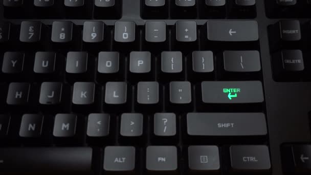 Taste blinkt auf glühender Computertastatur - Filmmaterial, Video