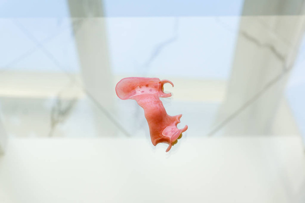 nagy kép-ból egy modern fogsor egy üveg - Fotó, kép