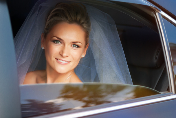 bela jovem noiva no carro
 - Foto, Imagem