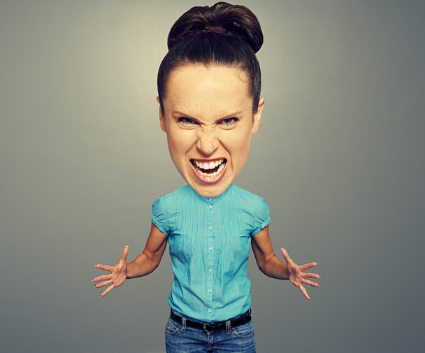 розлючена жінка з великою головою
 - Фото, зображення