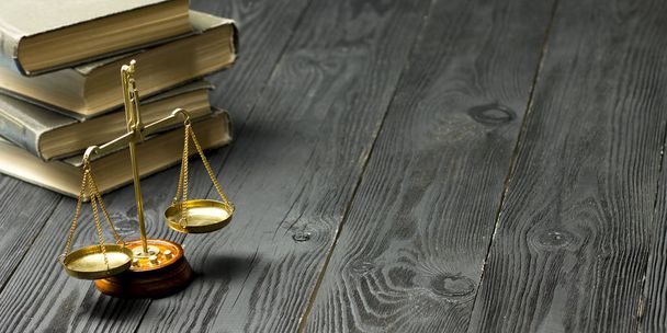 Conceito de lei - Livro de lei aberto com um martelo juízes de madeira na mesa em um tribunal ou escritório de aplicação da lei isolado em fundo branco. Espaço de cópia para texto. - Foto, Imagem