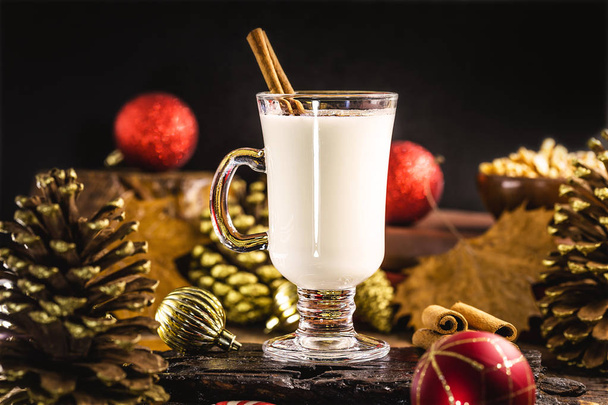 Eierlikör / Gemadinha ist ein alkoholisches Getränk oder Cocktail unserer Herkunft, der beim Weihnachtsessen serviert wird, sehr ähnlich wie Eierlikör, aber Alkohol enthalten kann. Typisches Weihnachtsessen. - Foto, Bild