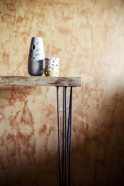 дерев'яний стіл з декором
 - Фото, зображення
