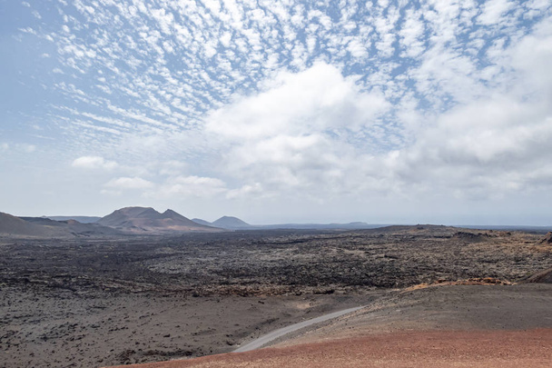 Una explosión de nubes sobre los escarpados paisajes volcánicos de la isla de Lanzarote, España
 - Foto, imagen
