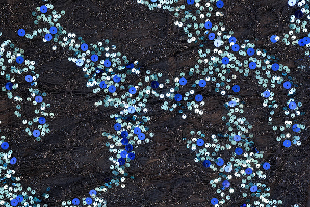 Μαύρο ύφασμα γκιπούρ με μπλε πούλιες. Γκρο πλαν - Φωτογραφία, εικόνα