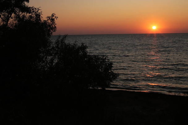 Αυγή δίπλα στη θάλασσα της ειρήνης από το τοπίο, ηλιοβασίλεμα από την ισορροπία του ωκεανού και τη χαλάρωση - Φωτογραφία, εικόνα