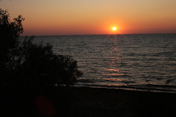 Amanecer junto al mar de paz desde el paisaje, puesta de sol por el equilibrio del océano y la relajación
 - Foto, Imagen