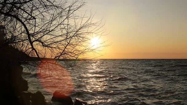 Αυγή δίπλα στη θάλασσα της ειρήνης από το τοπίο, ηλιοβασίλεμα από την ισορροπία του ωκεανού και τη χαλάρωση - Φωτογραφία, εικόνα
