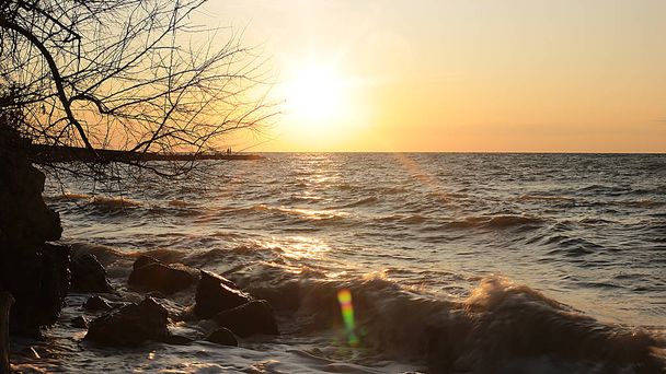 Dawn by the Sea of Peace vanuit het landschap, zonsondergang door de oceaan balans en ontspanning - Foto, afbeelding