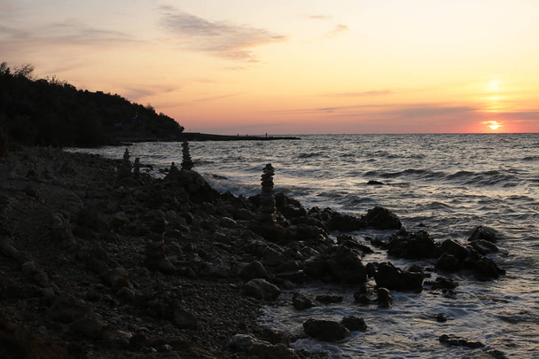 Amanecer junto al mar de paz desde el paisaje, puesta de sol por el equilibrio del océano y la relajación
 - Foto, Imagen