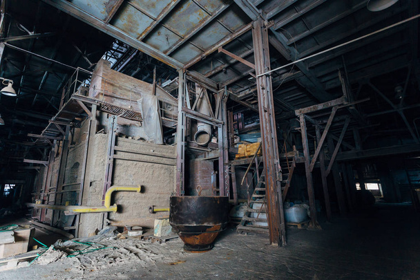 Ancien poêle industriel en brique pour faire fondre le verre dans les faits abandonnés
 - Photo, image