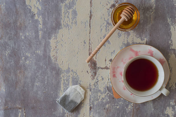 Draufsicht auf eine Tasse roten Tee mit Honig  - Foto, Bild