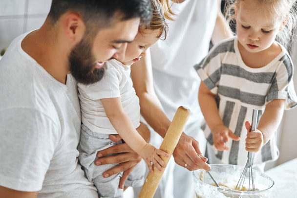 Family preparing pastry in the kitchen - Foto, afbeelding