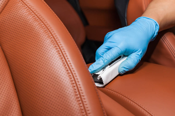 Anwendung einer Nano-Keramik-Beschichtung für Innenleder auf dem Auto ' - Foto, Bild