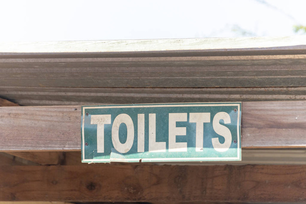 Un panneau de toilette
  - Photo, image