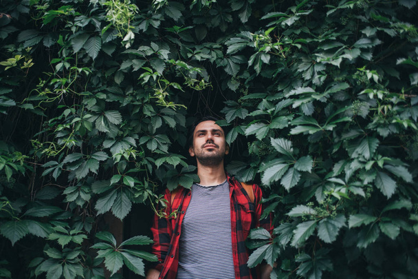 Портрет молодого человека в зеленых листьях
 - Фото, изображение