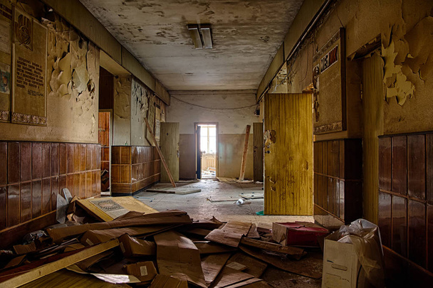 Terk edilmiş hastanenin eski ürpertici koridoru. - Fotoğraf, Görsel