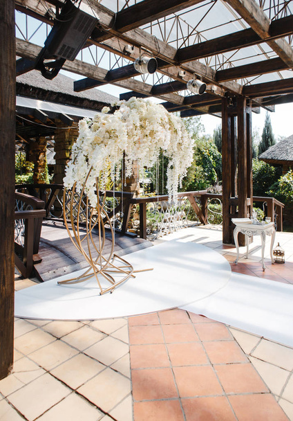 tüm rüzgarlara açık bir binada düğün töreni için yer - Fotoğraf, Görsel