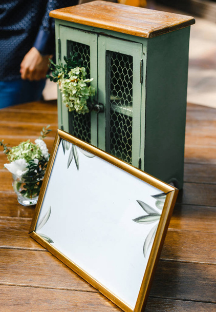 bir çerçeve içinde notlar için bir tabak, dekoratif bir kutu, çiçek bir buket - Fotoğraf, Görsel