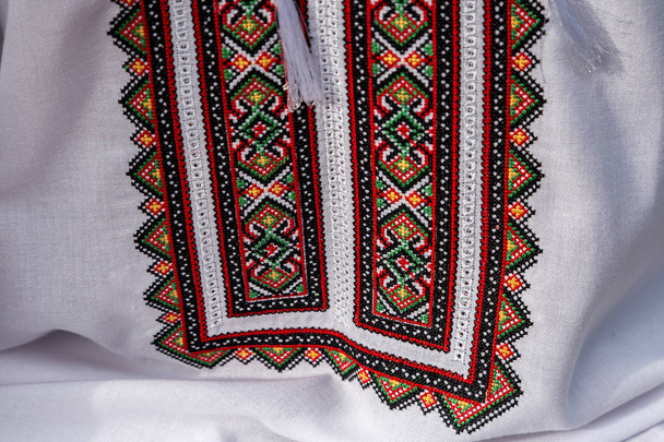 Vêtements traditionnels ukrainiens à la parade de Vyshyvanok. natio
 - Photo, image