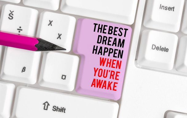 Χειρόγραφο κείμενο γράφοντας το καλύτερο όνειρο συμβαίνει όταν είσαι ξύπνιος. Concept σημαίνει ότι τα όνειρα βγαίνουν αληθινά πρέπει να πιστέψουμε λευκό πληκτρολόγιο υπολογιστή με κενή σημείωση χαρτί πάνω από λευκό φόντο κλειδί αντίγραφο χώρου. - Φωτογραφία, εικόνα