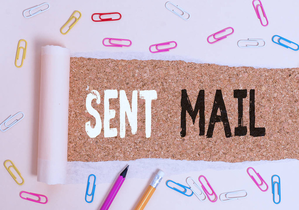 Écriture manuscrite de texte Envoyé Mail. Concept signifiant Événement où une lettre doit être prise quelque part ou va au récepteur
. - Photo, image