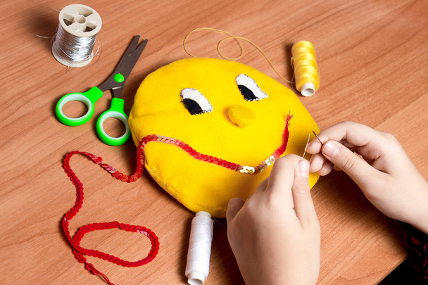 Il bambino vive in un giocattolo morbido sotto forma di un sole giallo
 - Foto, immagini