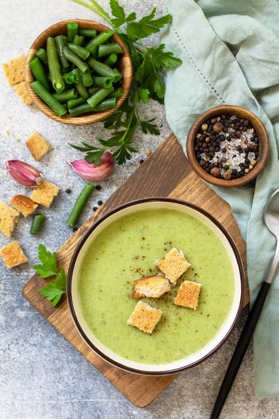 Вегетарианские блюда. Диетический вкусный кремовый суп из зеленой фасоли
  - Фото, изображение