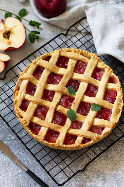 Домашня випічка. Осінній яблучний пиріг на легкому камені або таблиці з шиферу
 - Фото, зображення