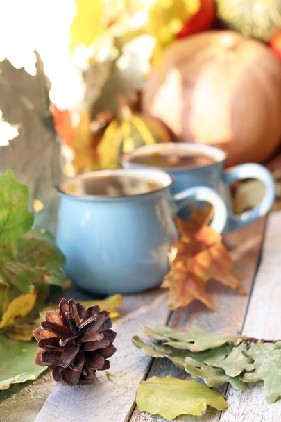 Две чашки кофе, тыквы, листья на заднем плане окна, концепция домашнего уюта, День благодарения, осенний сезон
 - Фото, изображение