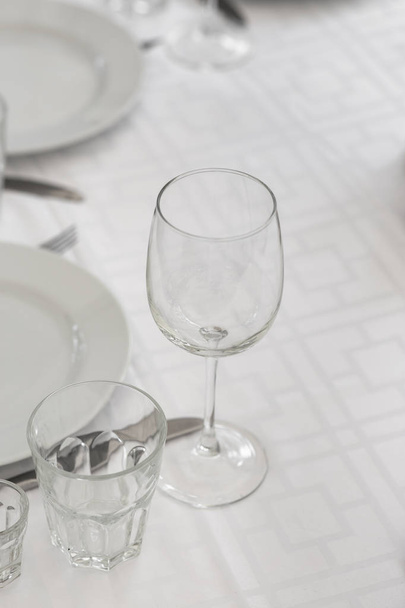 clean dishes on a table in a restaurant - Фото, зображення