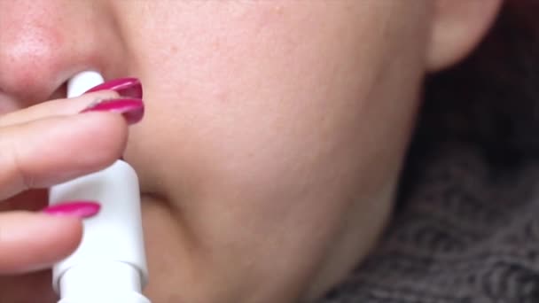 Nahaufnahme kaukasisches krankes Mädchen benutzt Nasenspray bei Erkältung - Filmmaterial, Video