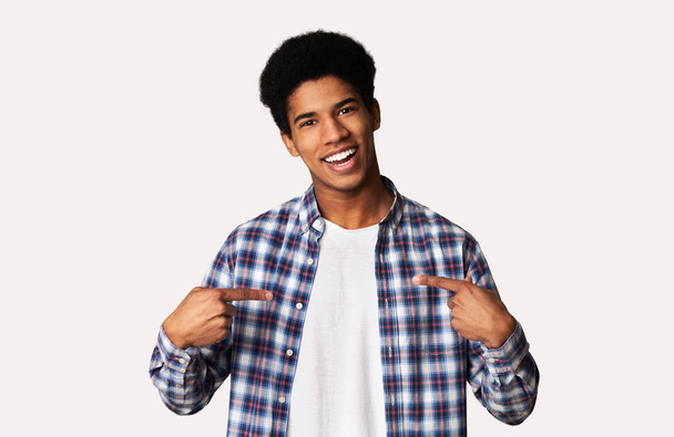 Carismático negro adolescente chico la promoción de sí mismo, fondo blanco
 - Foto, Imagen