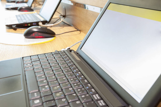 Ofiste Laptop Ekranı yla Dalga Geç - Fotoğraf, Görsel