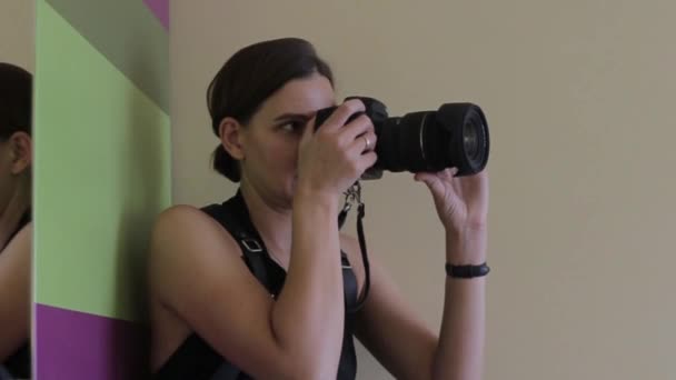 φωτογράφος στέκεται κοντά στον καθρέφτη και παίρνει φωτογραφίες - Πλάνα, βίντεο