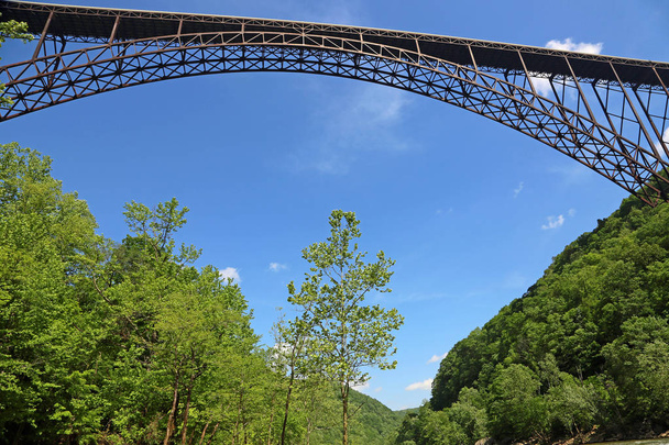 Νέα γέφυρα του φαραγγιού του ποταμού στον γαλάζιο ουρανό-Δυτική Βιρτζίνια - Φωτογραφία, εικόνα