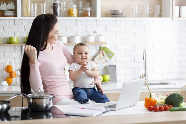 Happy baby nauttia äidit menestys keittiössä
 - Valokuva, kuva