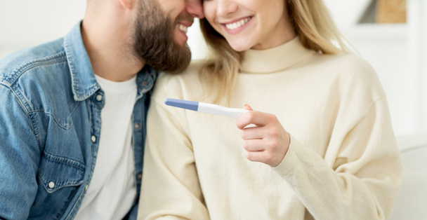 Woman surprising her husband with positive pregnancy test - Φωτογραφία, εικόνα
