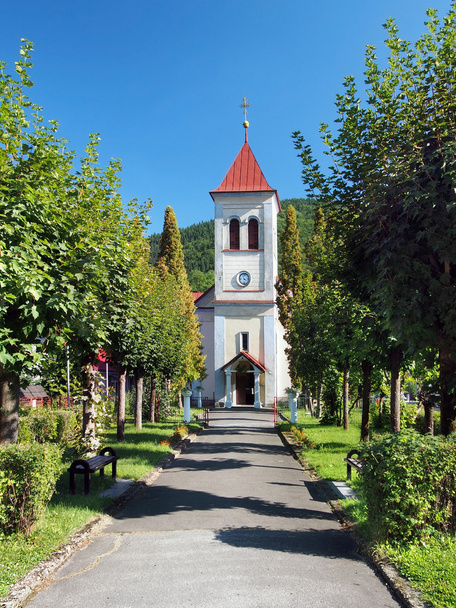 Parque e iglesia en Oravsky Podzamok
 - Foto, Imagen