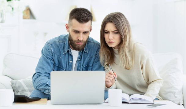 Mladý pár plánuje rodinný rozpočet s laptopem - Fotografie, Obrázek