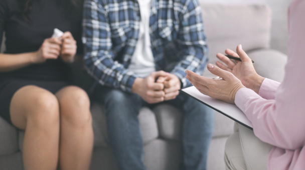 Психотерапевт разговаривает с пациентами, обсуждает проблемы их семьи
 - Фото, изображение