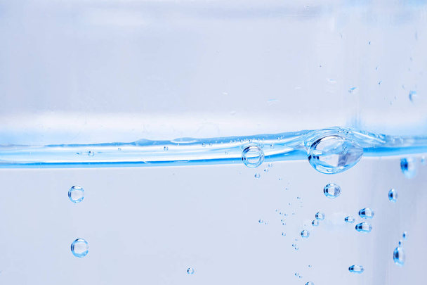 Vodní hladina s bublinami na bílém pozadí - Fotografie, Obrázek