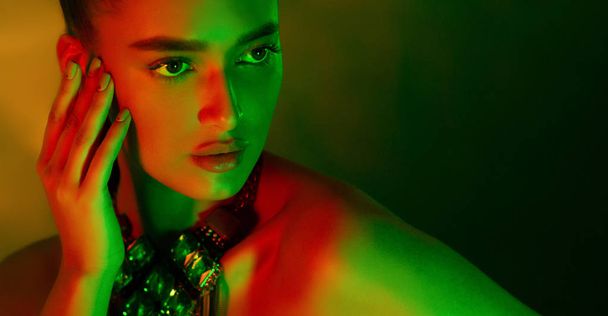 Krásná žena v náhrdelníku, pózonová v neonové světlech - Fotografie, Obrázek