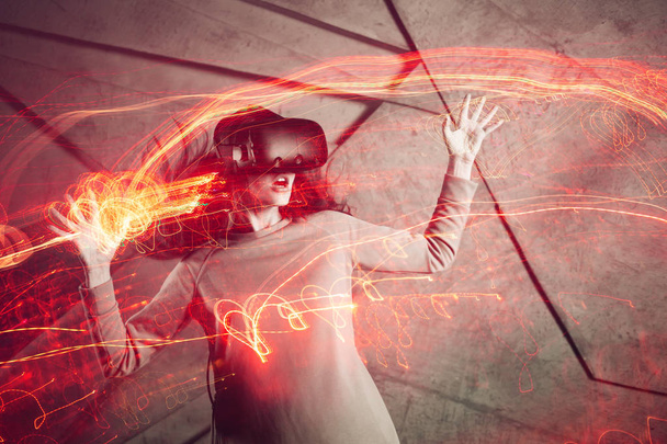 menina usa um capacete realidade virtual, o conceito de tecnologia moderna, o efeito da dupla exposição
. - Foto, Imagem