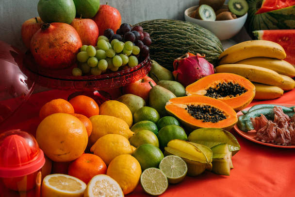 Asortyment ekologicznych świeżych owoców i warzyw. Dieta detox i zdrowa żywność ekologiczna koncepcja - Zdjęcie, obraz