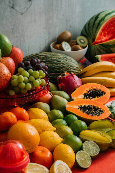 Sortiment organických čerstvých plodů a zeleniny. Koncepce detoxinu a zdravého organického jídla - Fotografie, Obrázek