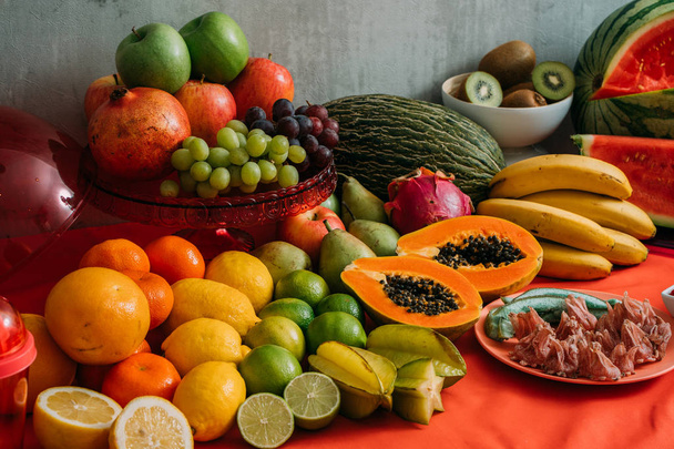 Assortiment van biologisch vers fruit en groenten. Detox dieet en gezond biologisch voedsel concept - Foto, afbeelding