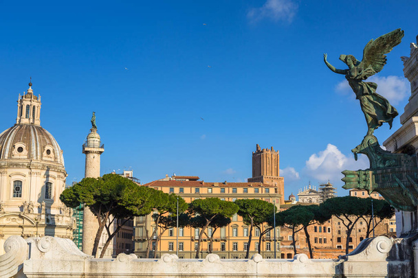 Rooman kansallisen muistomerkin arkkitehtuuri aurinkoisena päivänä, Italia
 - Valokuva, kuva
